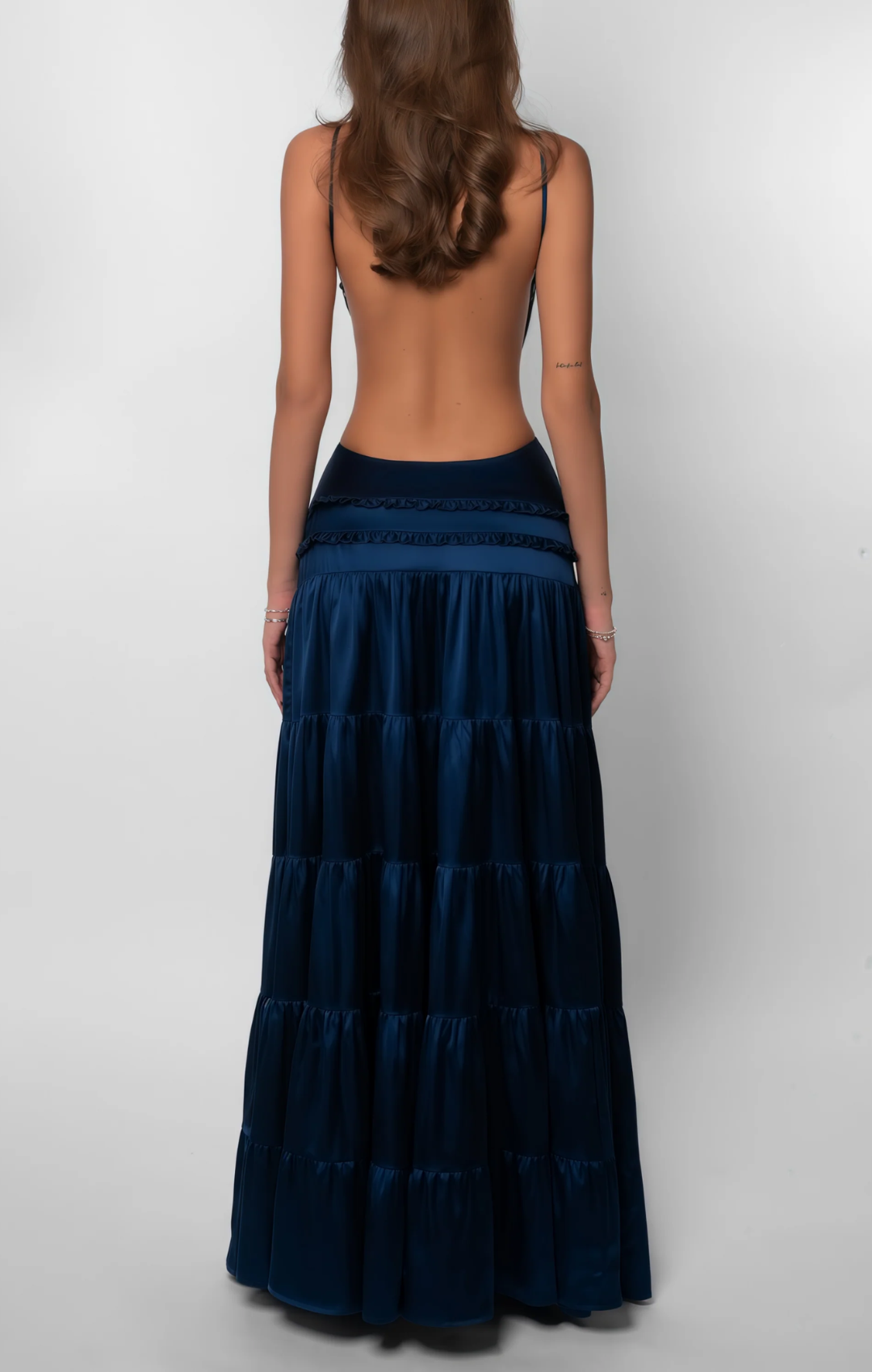 Mirabella | Vestido largo azul con espalda abierta y capas