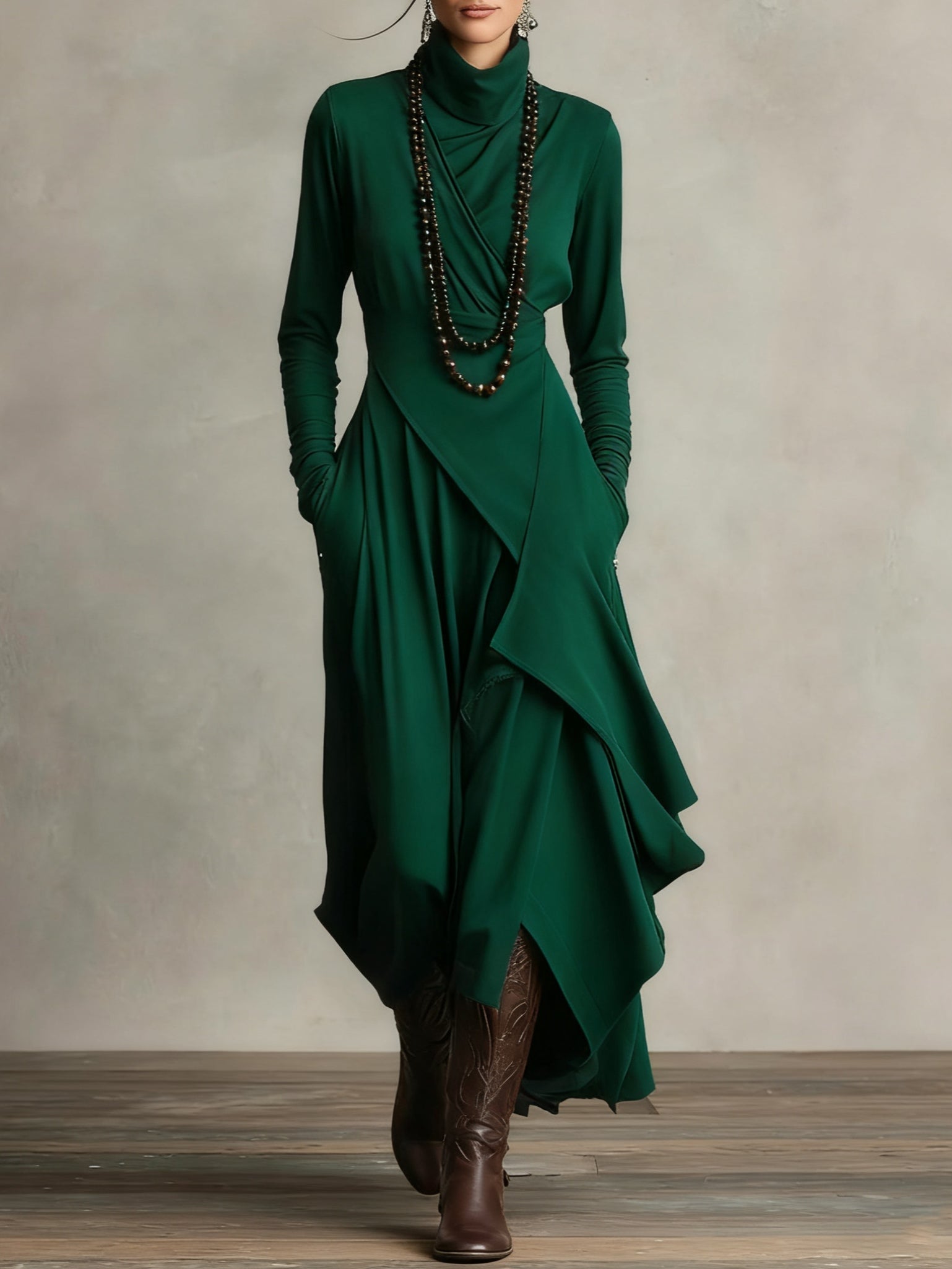 Sandra | Vestido maxi plisado asimétrico de cuello alto