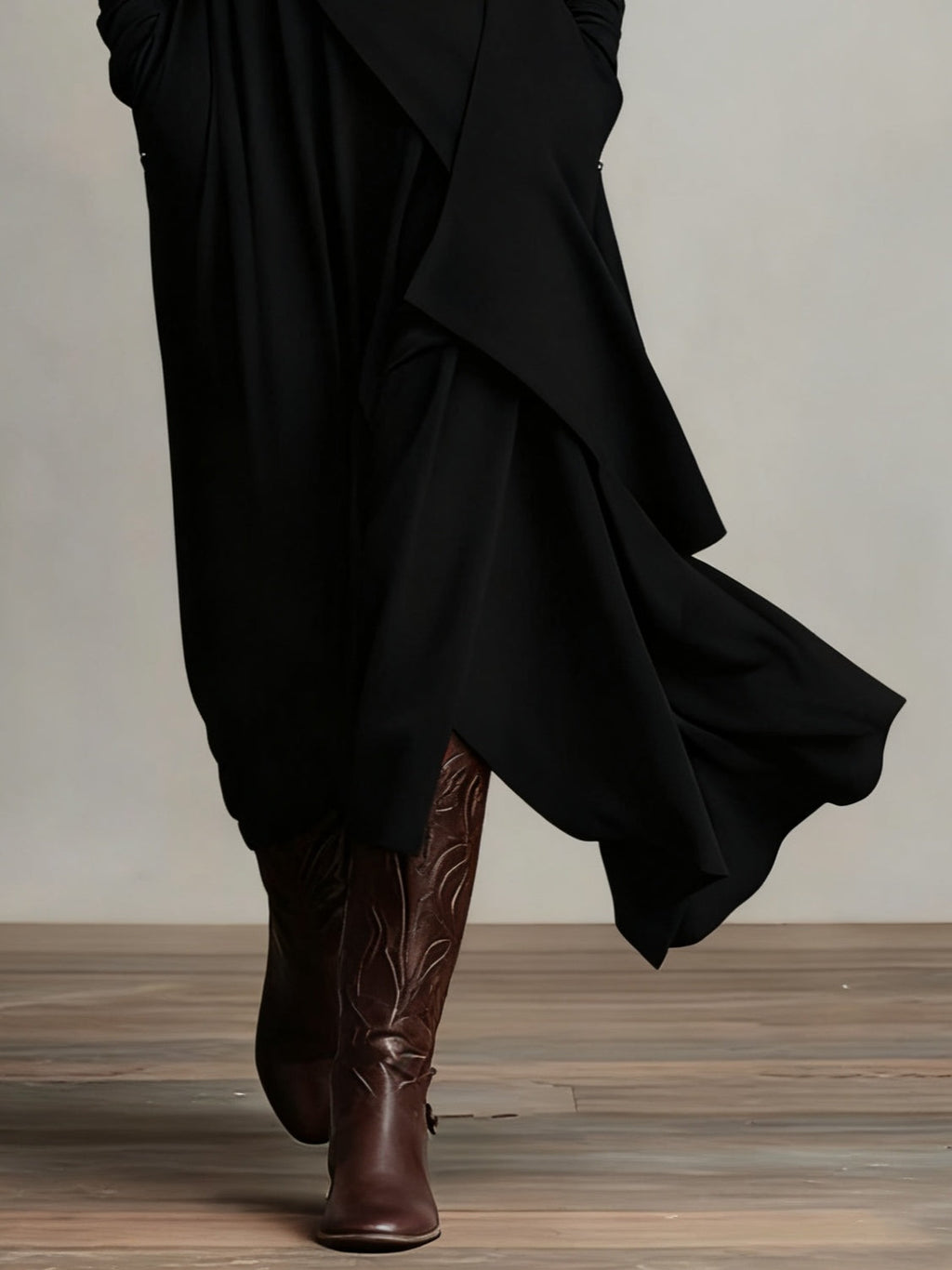 Sandra | Vestido maxi plisado asimétrico de cuello alto