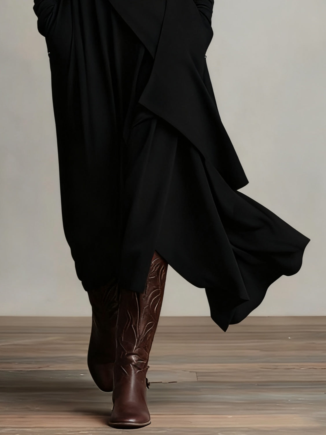 Sandra | Vestido maxi plisado asimétrico de cuello alto